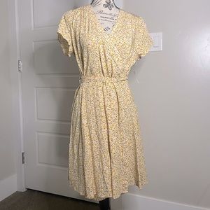 Brand NWT Old Navy waist defined v-neck flutter-sleeve dress in Medium